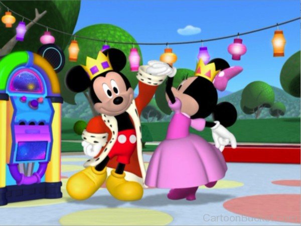 Minnie Mouse Dancing With Micky Mouse