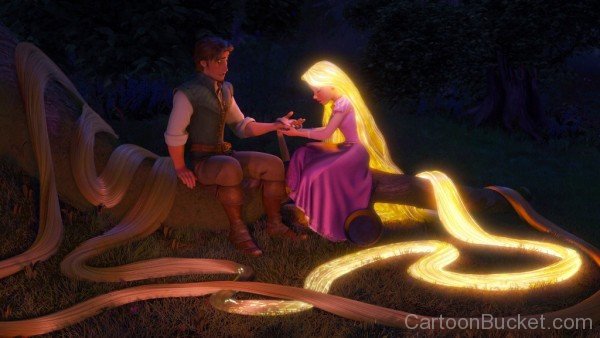 Rapunzel Dressing Flynn's Hand-wwe357