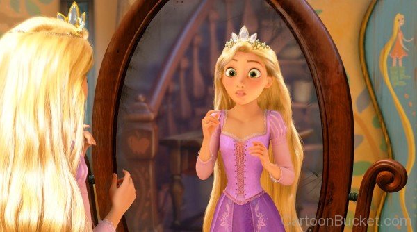 Rapunzel Looking Her In Mirror-wwe373