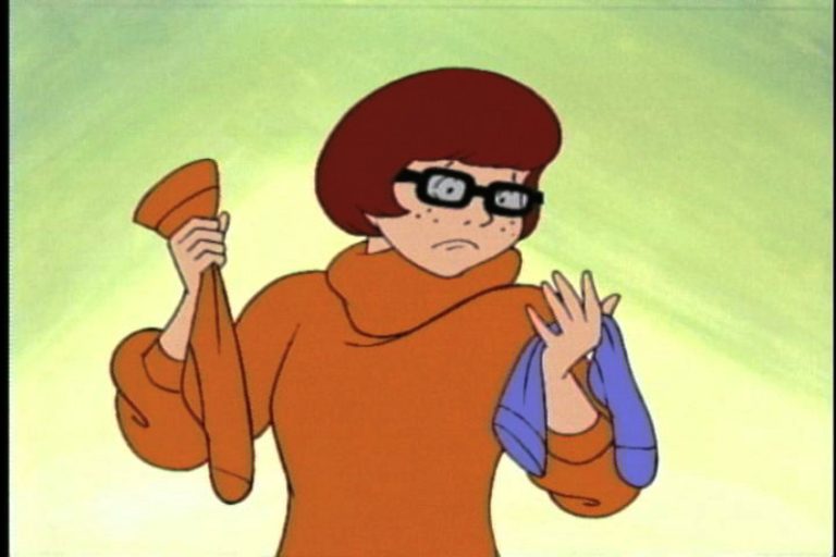 www.cartoonbucket.com/wp-content/uploads/2016/07/Velma-Looking-At-Hand-Towe...